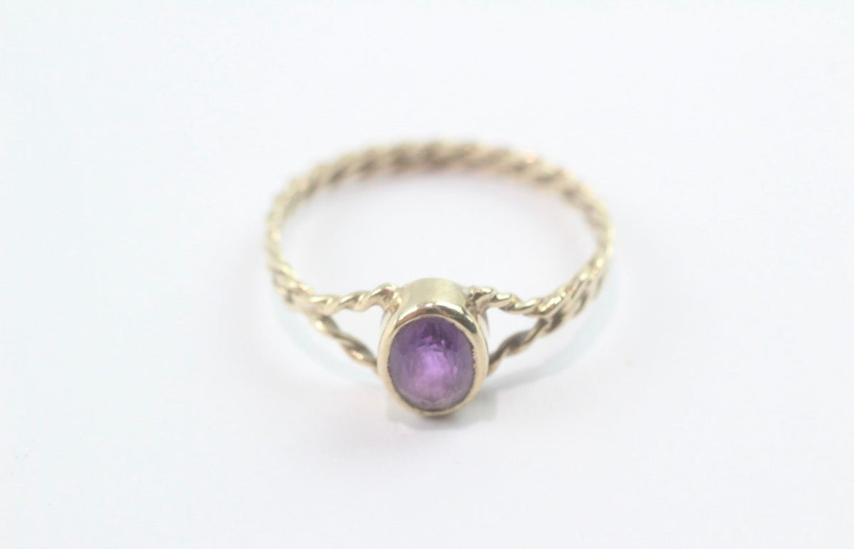 British Vintage 9ct Gold Purple Amethyst Solitaire Ring