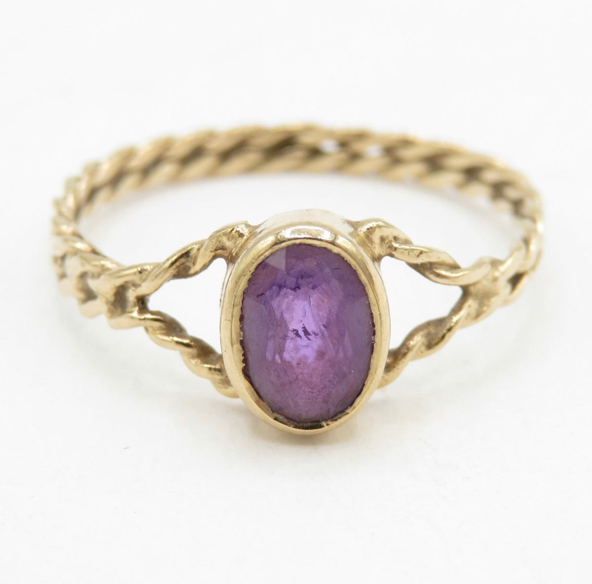 British Vintage 9ct Gold Purple Amethyst Solitaire Ring