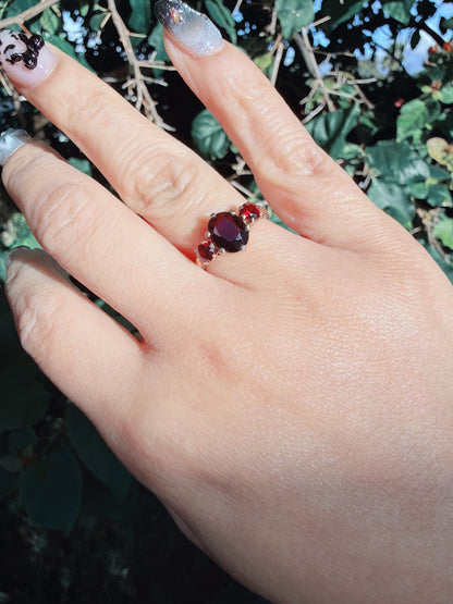 Vintage 1973 9ct Gold Garnet Trilogy Ring Size K