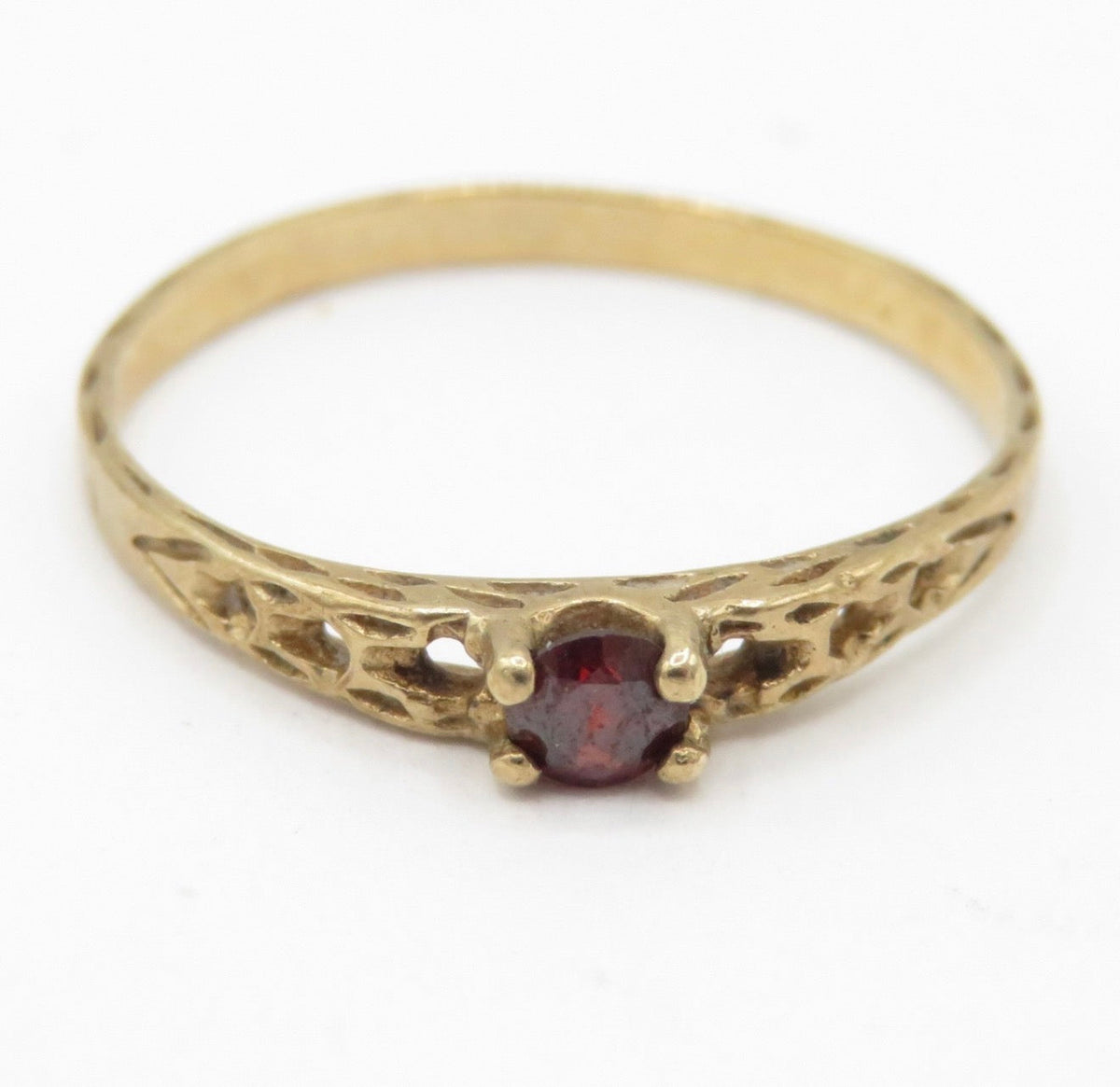 Vintage Dainty 9ct Yellow Gold Garnet Ring Size M
