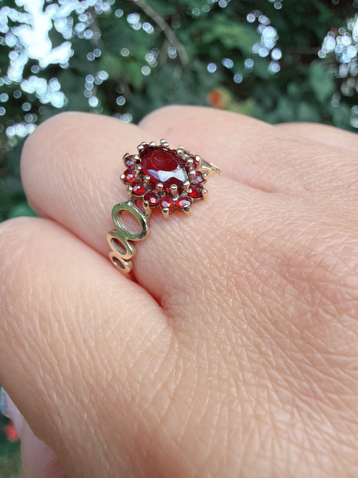 Vintage 9ct Gold Garnet Cluster Ring Edinburgh L 1/2