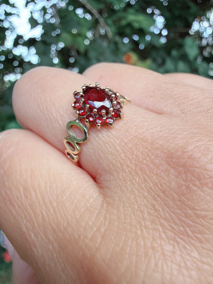 Vintage 9ct Gold Garnet Cluster Ring Edinburgh L 1/2