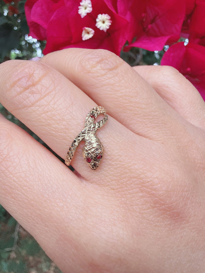 Vintage 1988 9ct Gold Ruby Eye Snake Serpent Ring Size N 1/2
